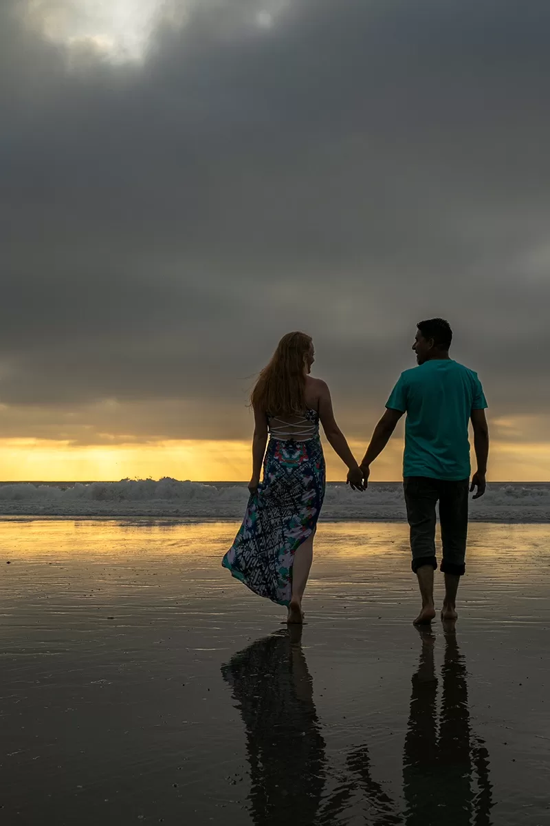 couple photoshoot ideas beach and sunset theme